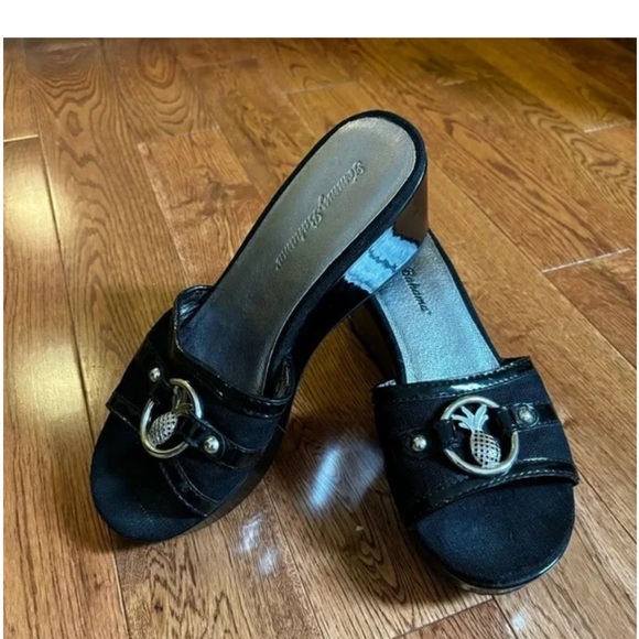 TOMMY BAHAMA BLACK MULE PLATFORM SLIP IN SILVER TONE PINEAPPLE DOCORE SUZE 7.5B - Picture 3 of 7